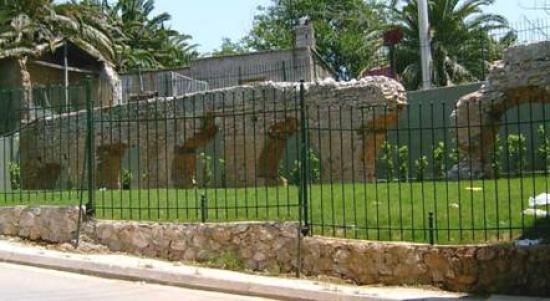 τα λείψανα του Ρωμαϊκού Υδραγωγείου στην οδό Δήμητρος